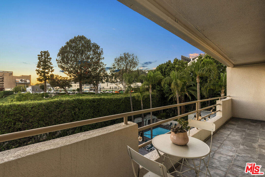 1131 Alta Loma Rd Unit: 415