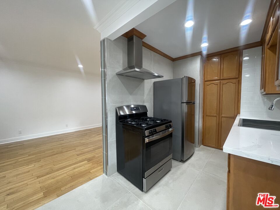 1126 N Formosa Ave Unit: 4