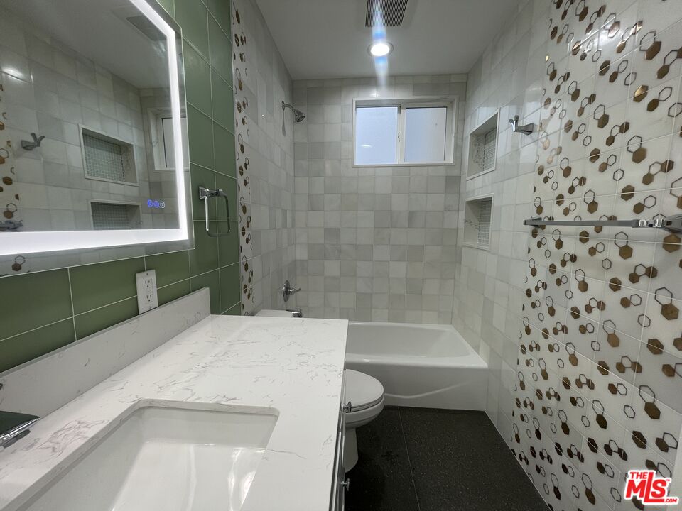 1126 N Formosa Ave Unit: 4