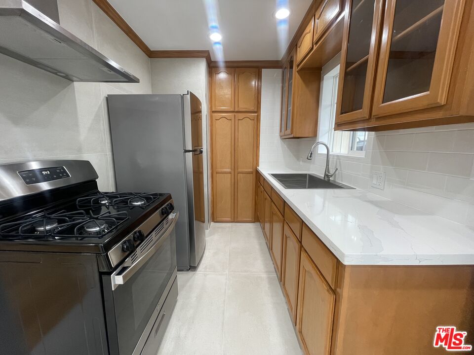 1126 N Formosa Ave Unit: 4