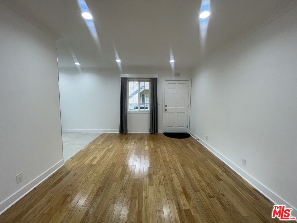 1126 N Formosa Ave Unit: 4