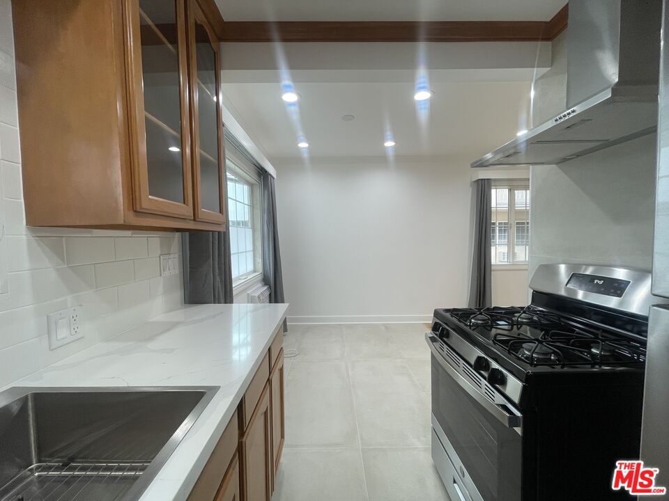 1126 N Formosa Ave Unit: 4