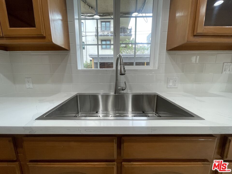 1126 N Formosa Ave Unit: 4