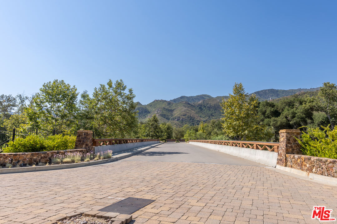 2052 Shadow Creek Dr