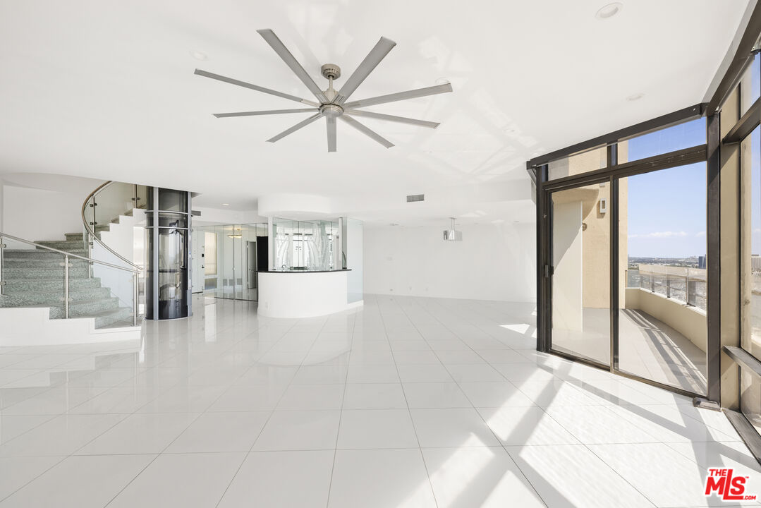 4267 Marina City Dr Unit: PH 4