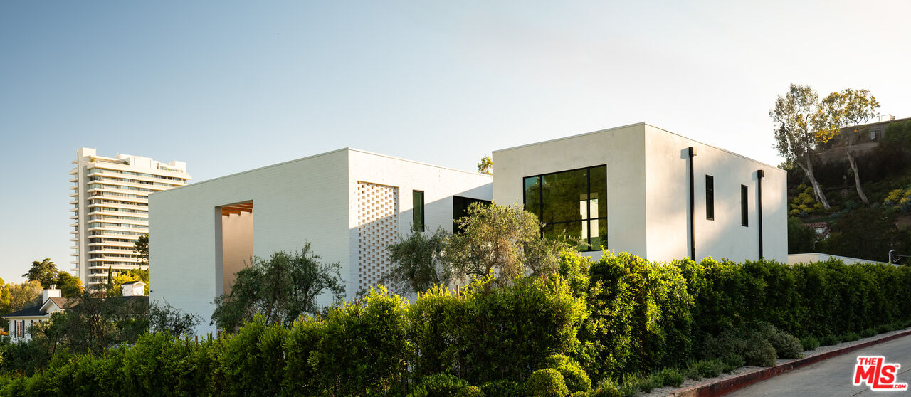 1307 N Doheny Dr