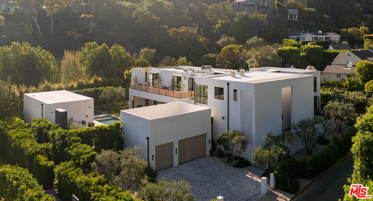 1307 N Doheny Dr