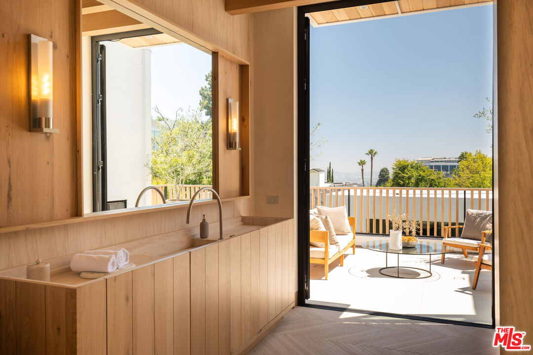 1307 N Doheny Dr