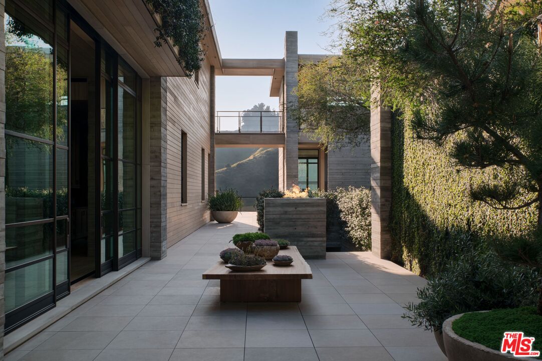 7661 Curson Ter