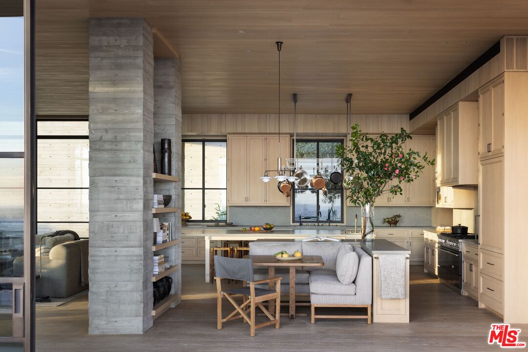 7661 Curson Ter