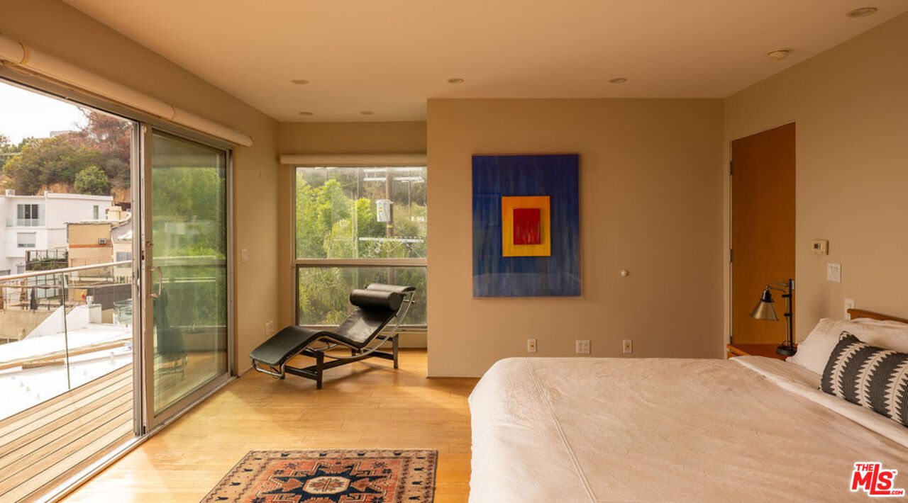 2158 Sunset Plaza Dr