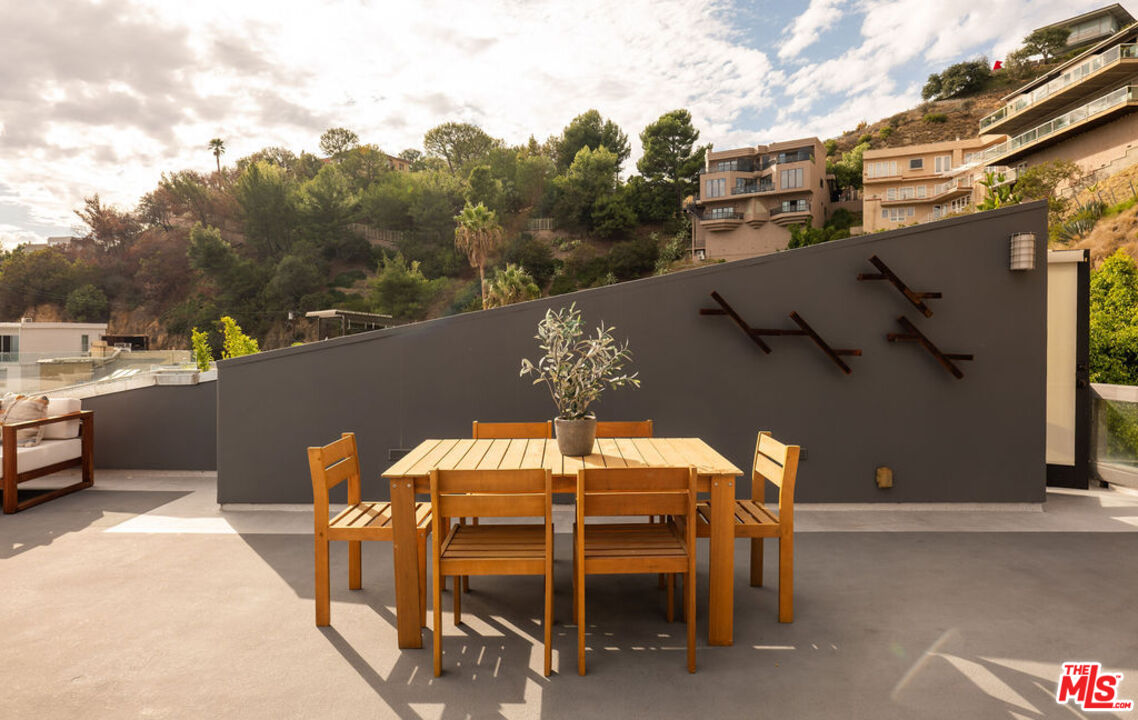 2158 Sunset Plaza Dr