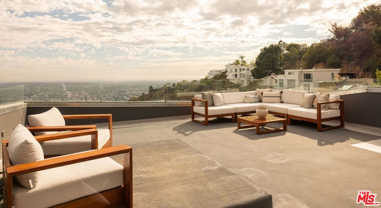 2158 Sunset Plaza Dr