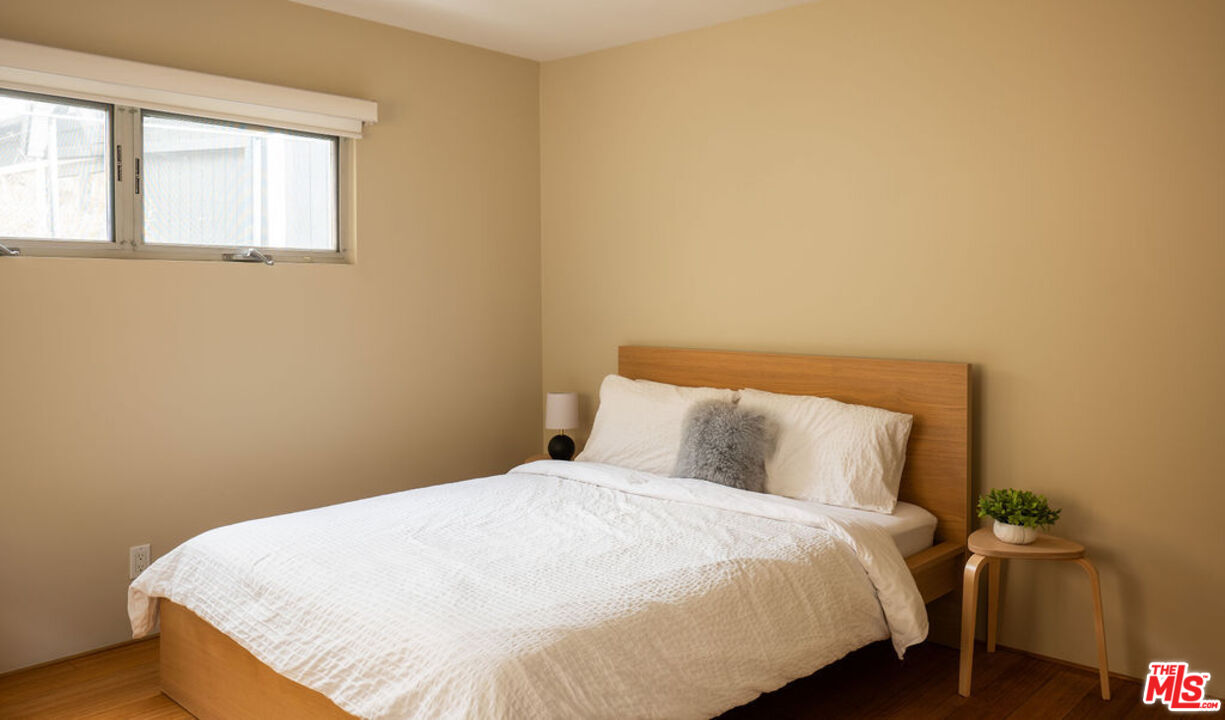 2158 Sunset Plaza Dr