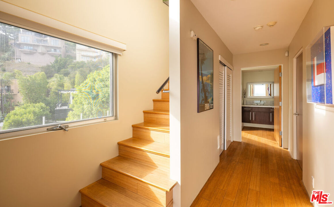 2158 Sunset Plaza Dr