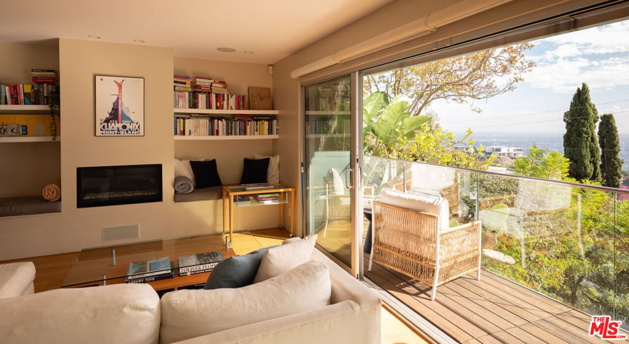 2158 Sunset Plaza Dr