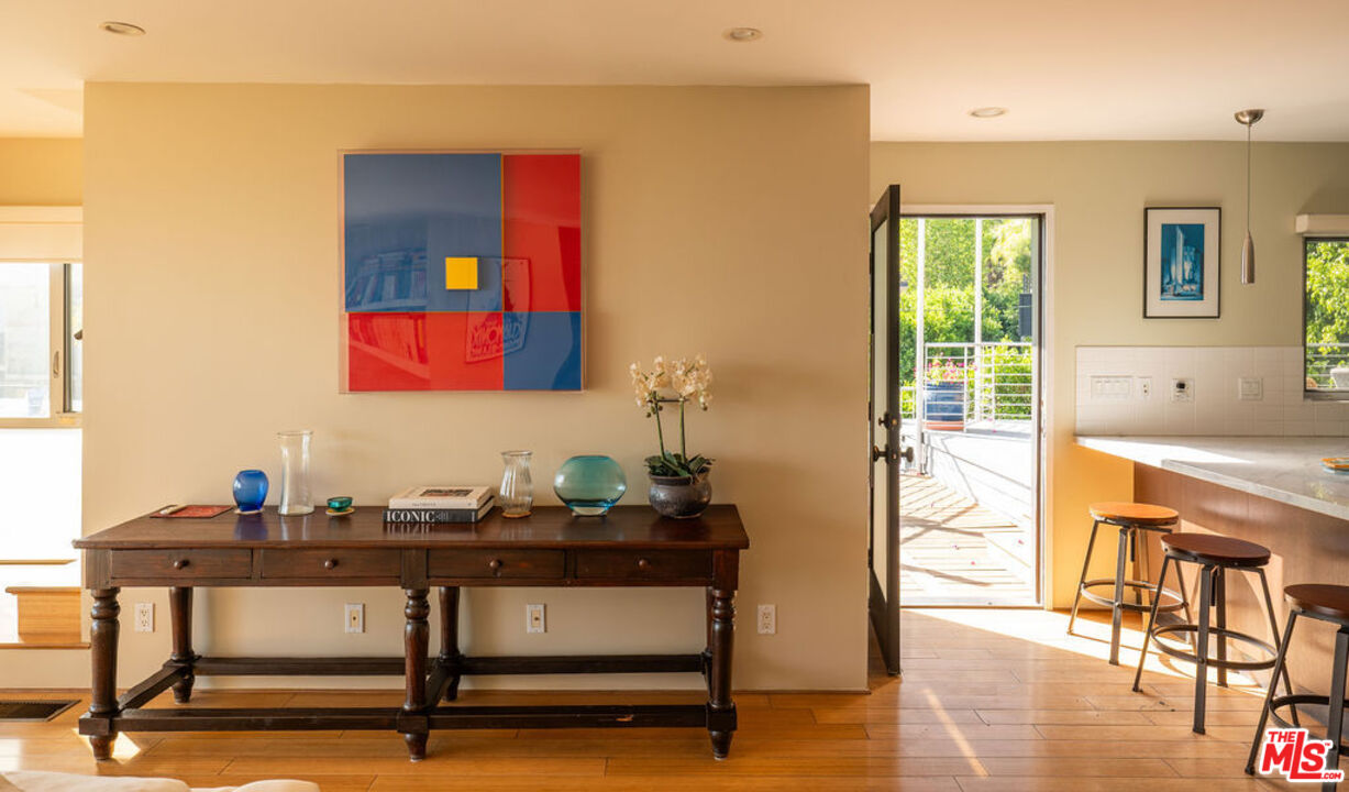 2158 Sunset Plaza Dr