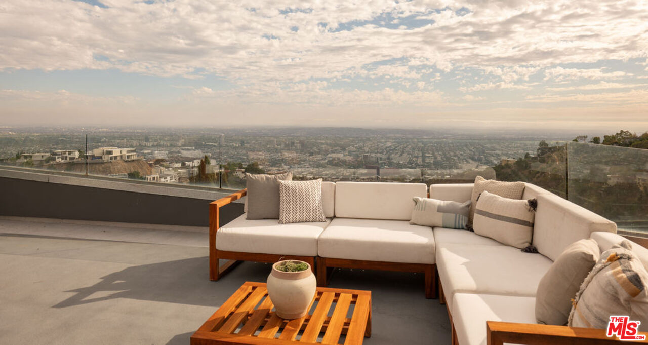 2158 Sunset Plaza Dr