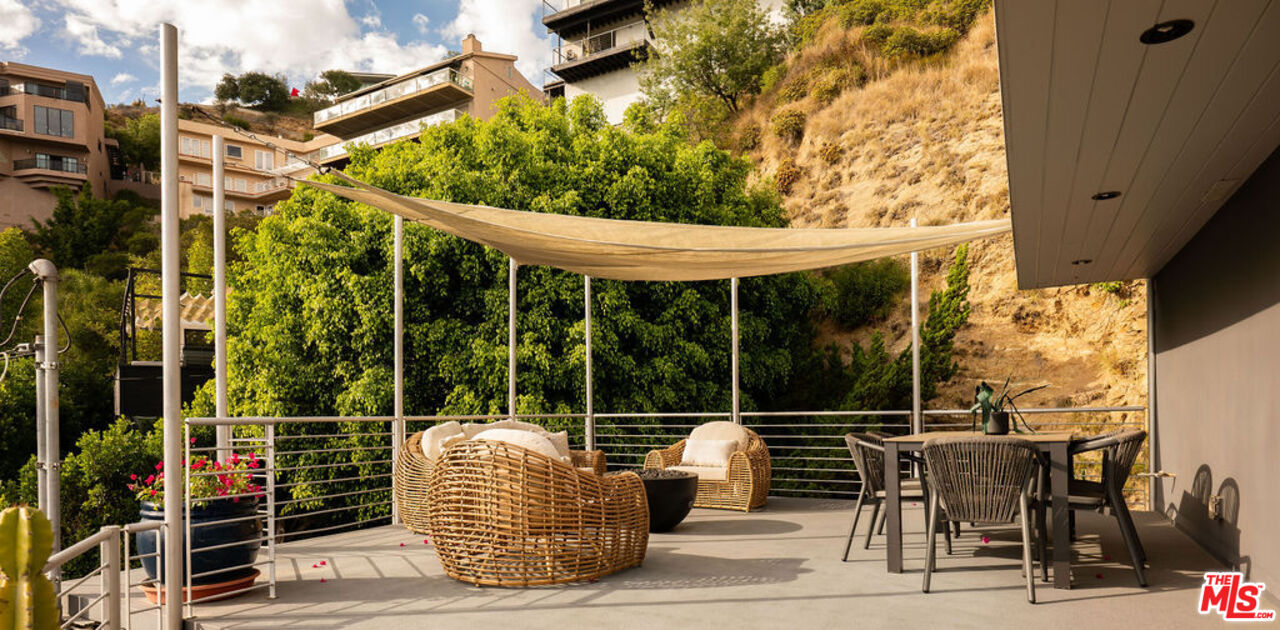 2158 Sunset Plaza Dr