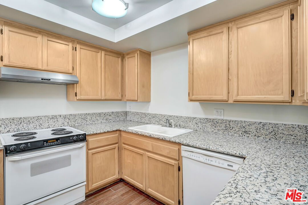 969 Hilgard Ave Unit: 1002