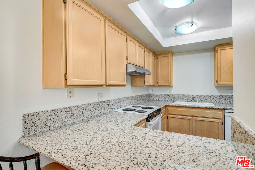 969 Hilgard Ave Unit: 1002