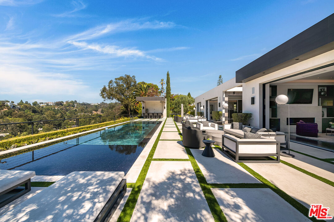 565 Evelyn Pl