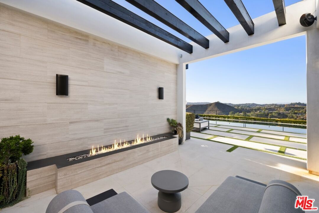 565 Evelyn Pl