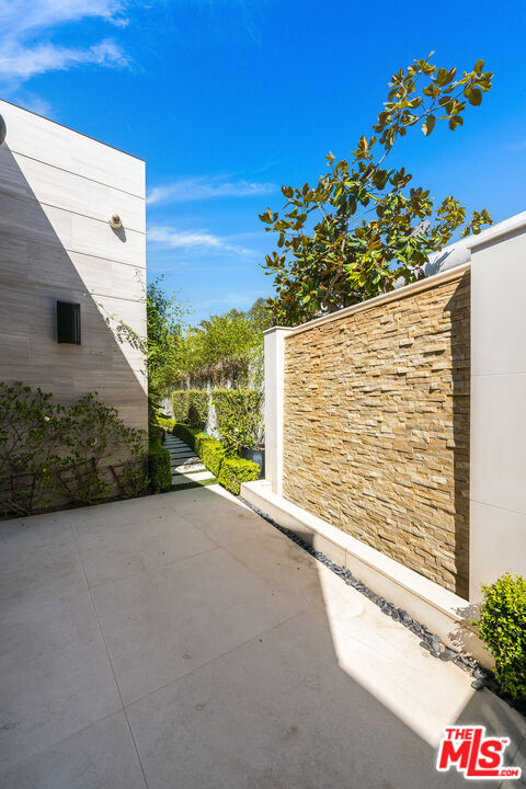565 Evelyn Pl