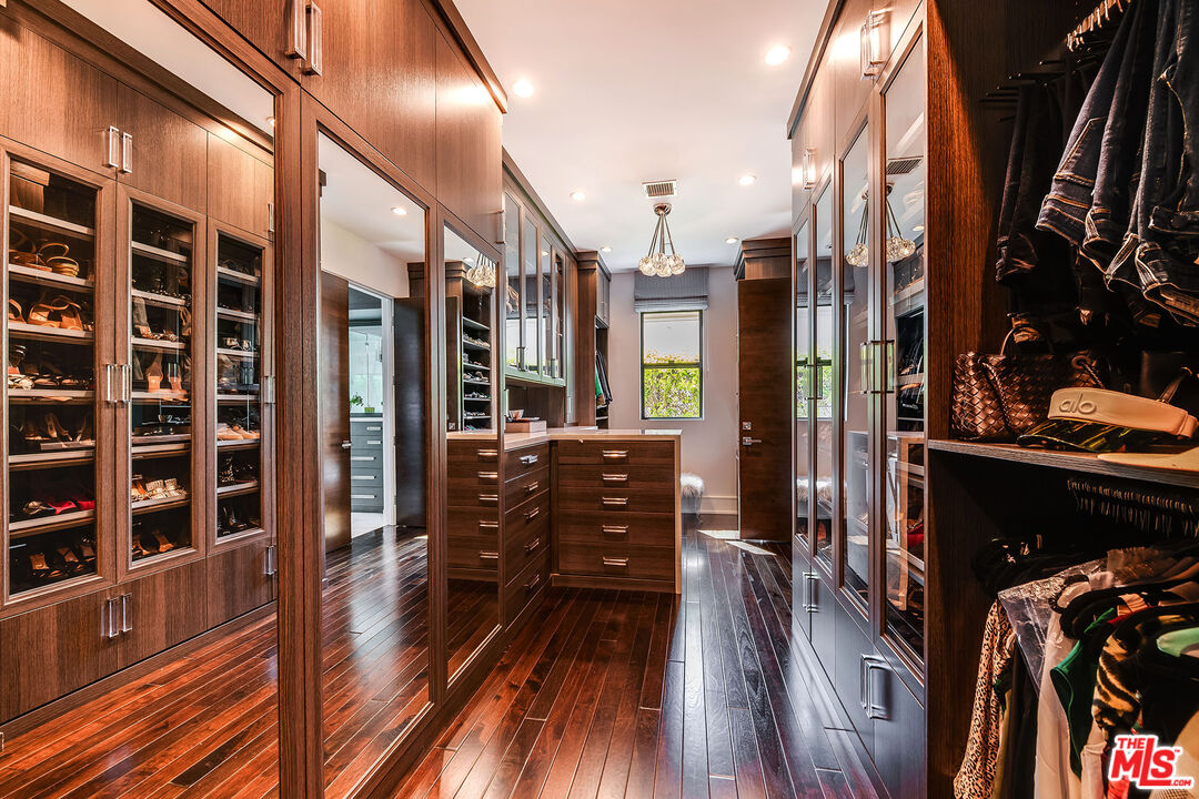 565 Evelyn Pl