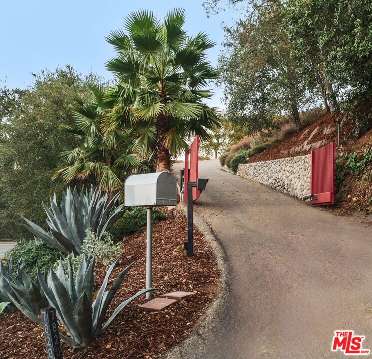 7820 Mulholland Dr