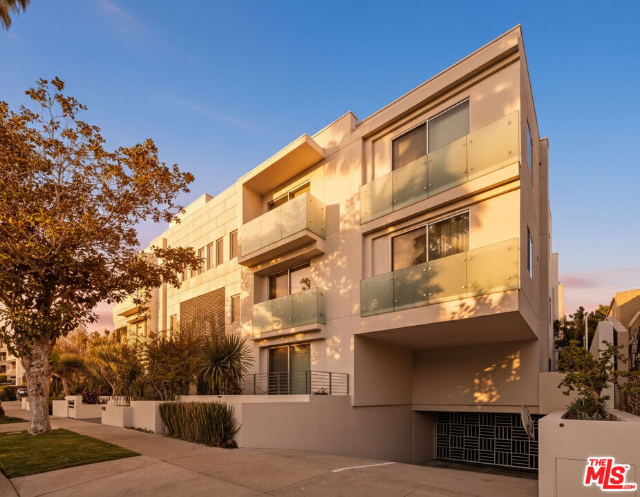 928 N Croft Ave Unit: 304