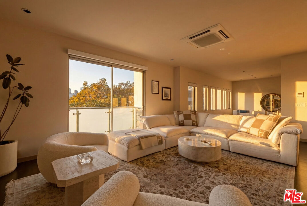 928 N Croft Ave Unit: 304