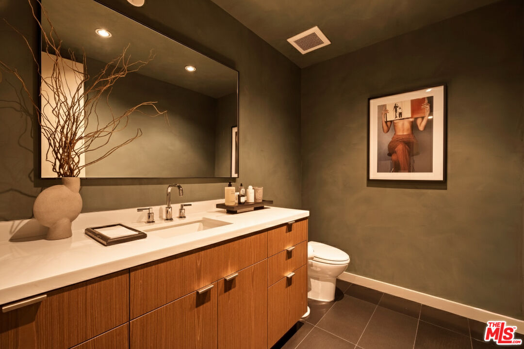 928 N Croft Ave Unit: 304