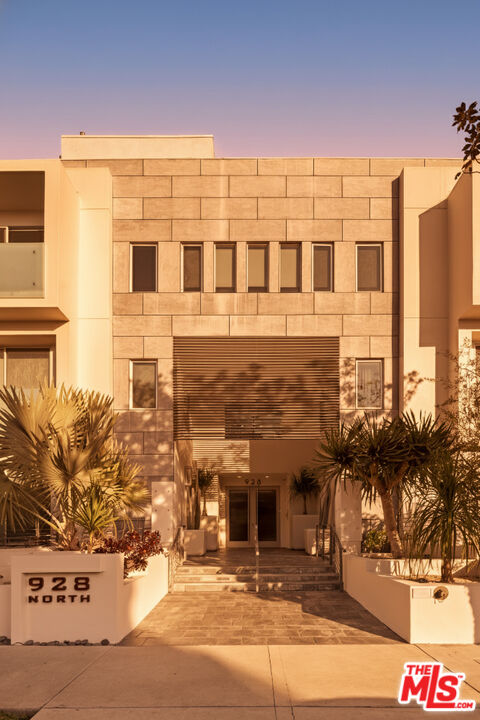 928 N Croft Ave Unit: 304