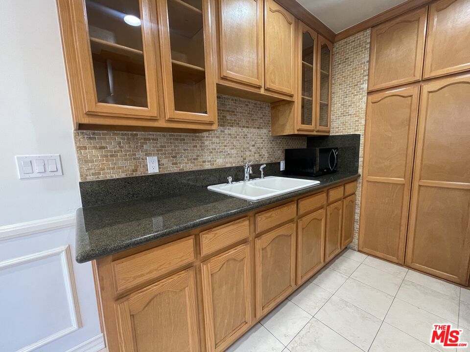 1126 N Formosa Ave Unit: 7