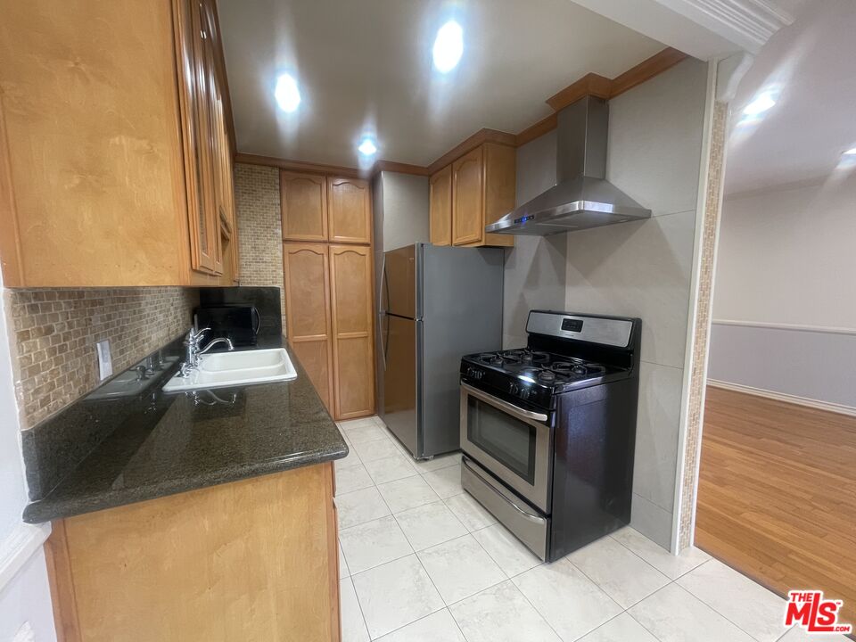 1126 N Formosa Ave Unit: 7