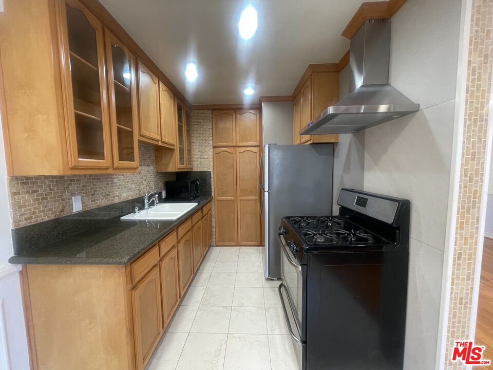 1126 N Formosa Ave Unit: 7
