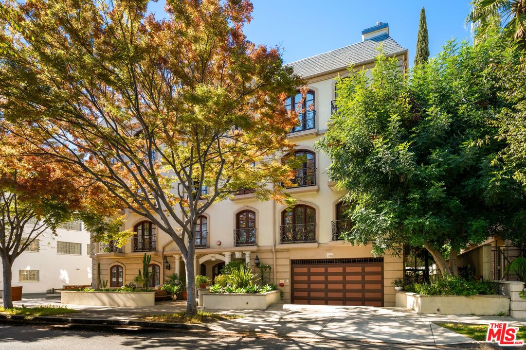 353 S Reeves Dr Unit: 202