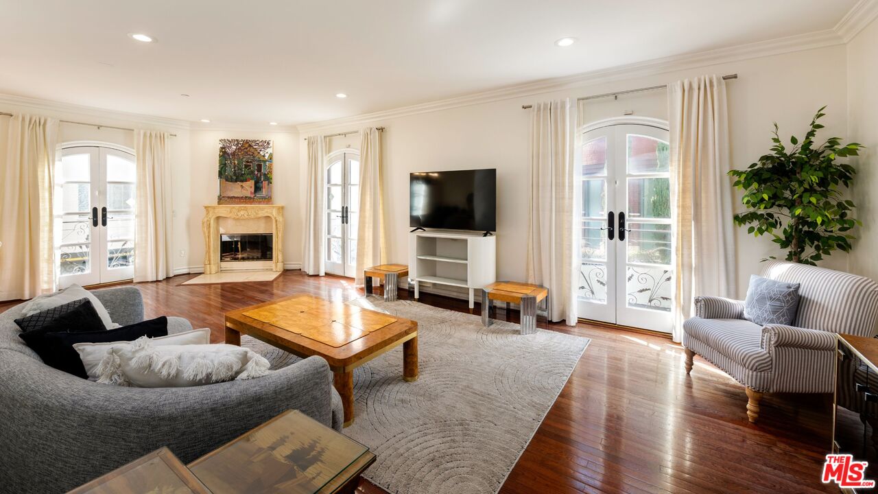 353 S Reeves Dr Unit: 202