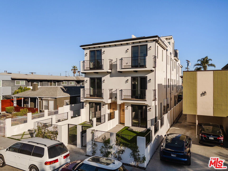 1954 S Garth Ave Unit: 1954 1/2