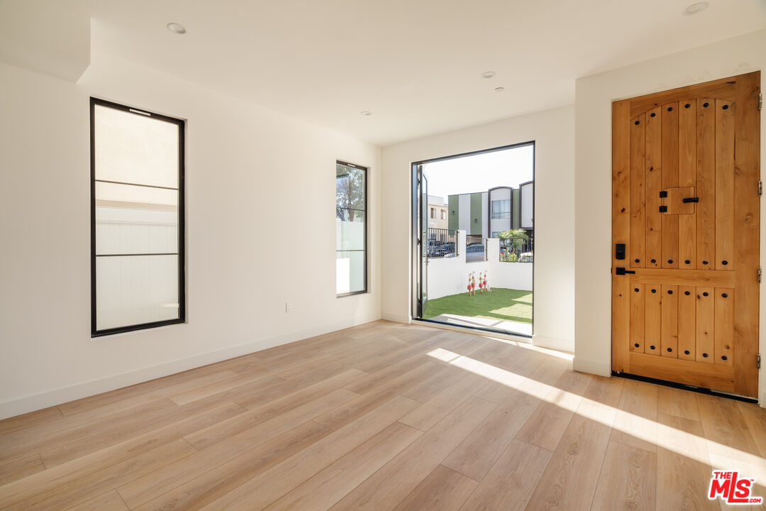 1954 S Garth Ave Unit: 1954 1/2