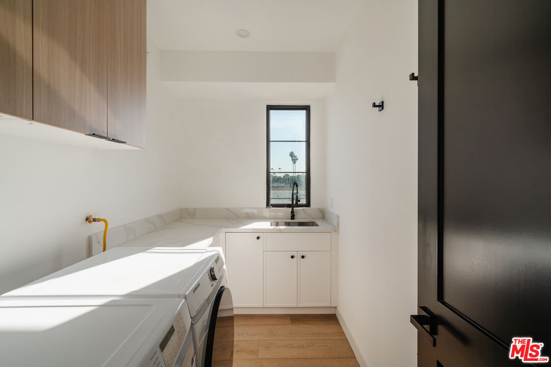 1954 S Garth Ave Unit: 1954 1/2