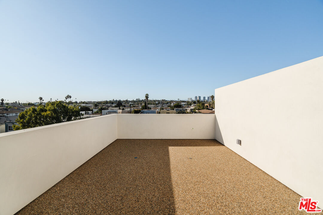 1954 S Garth Ave Unit: 1954 1/2