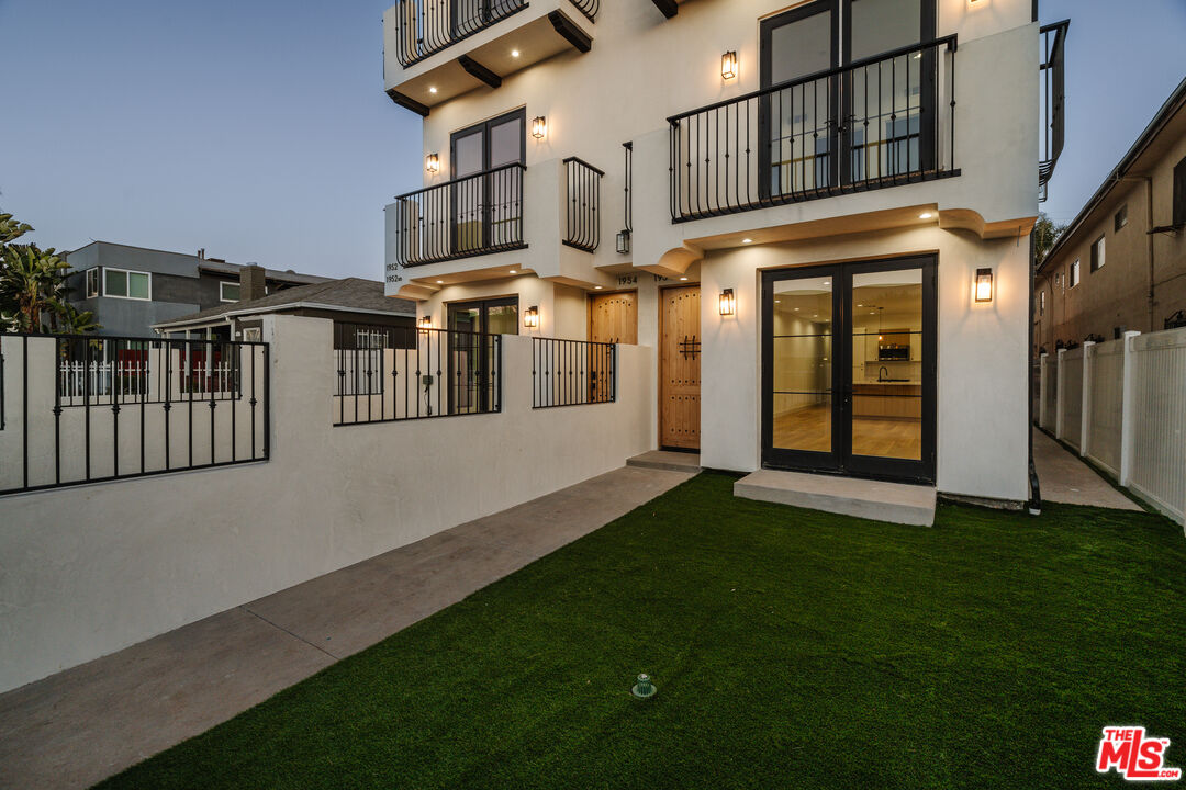 1954 S Garth Ave Unit: 1954 1/2