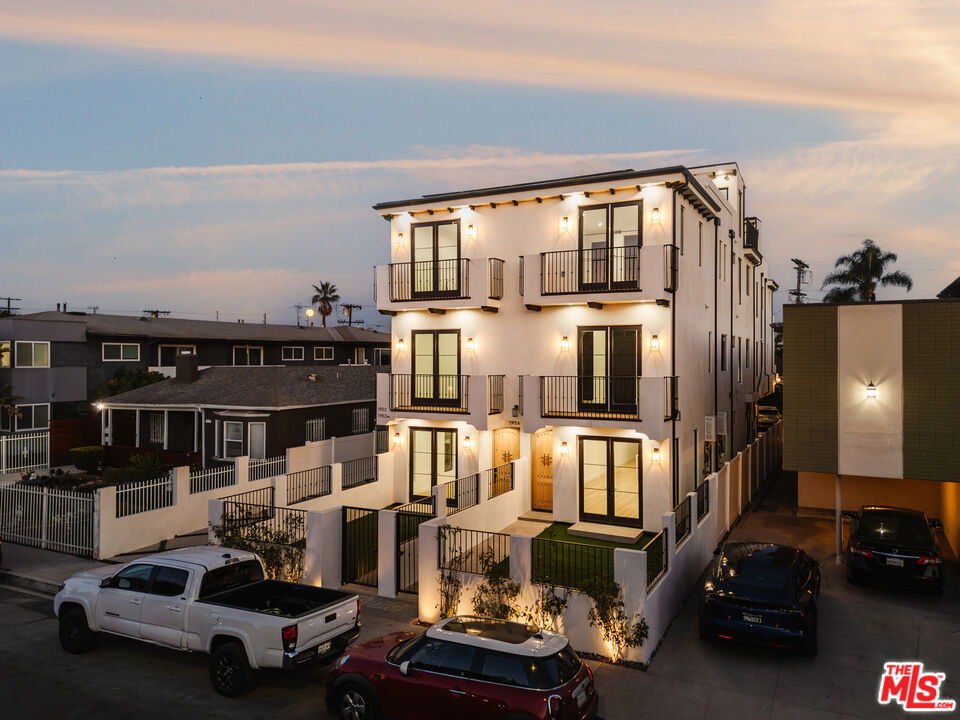 1954 S Garth Ave Unit: 1954 1/2