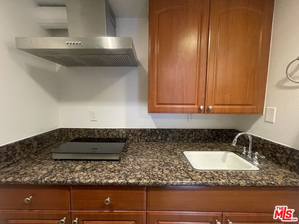 4921 Kester Ave Unit: 8