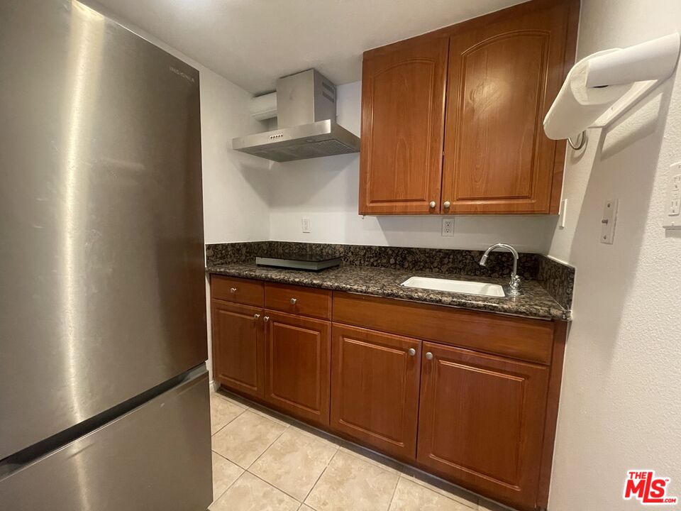 4921 Kester Ave Unit: 8