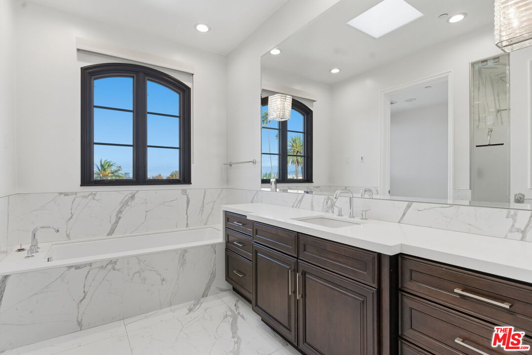 462 S Maple Dr Unit: PH