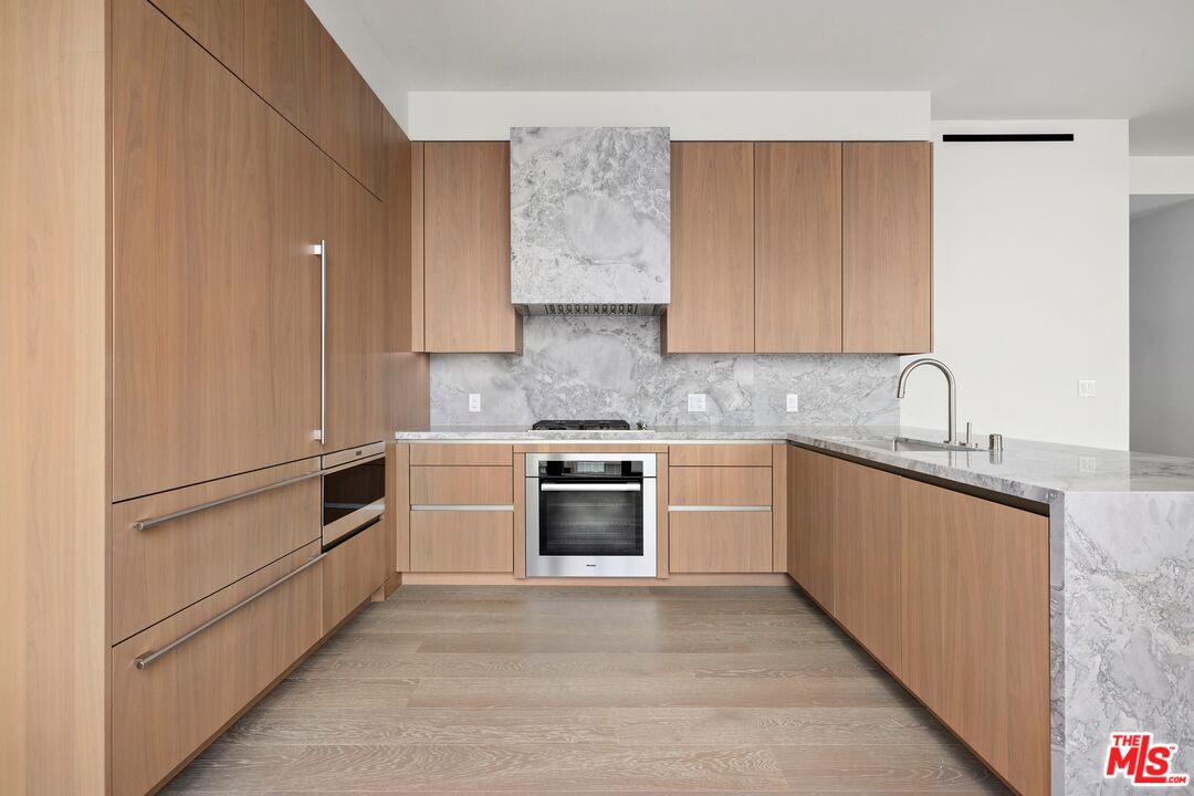 211 W Elm Ct Unit: 6E