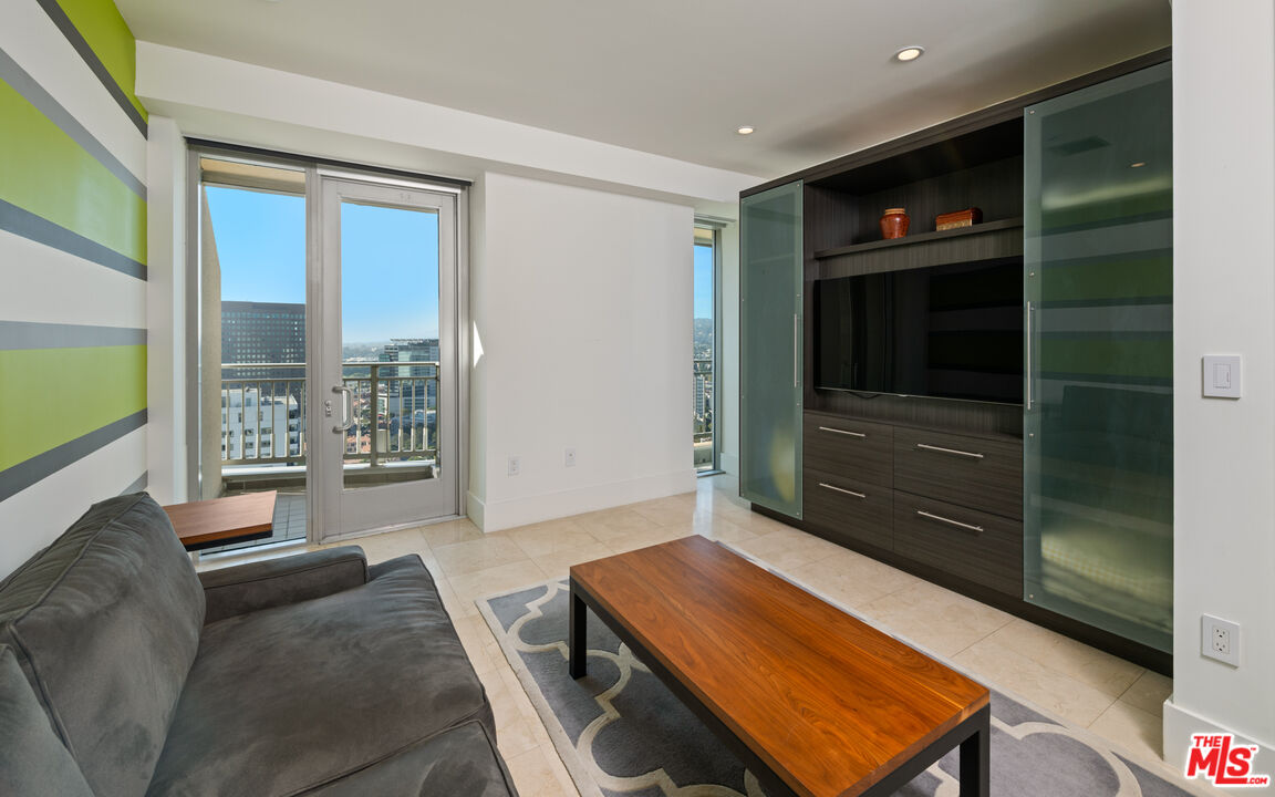 10727 Wilshire Blvd Unit: PH2